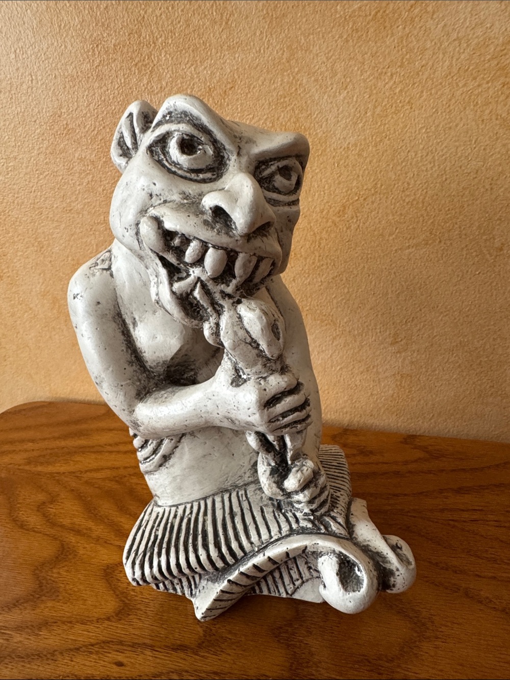 “Bone Gnawing" resin gargoyle statue. Decorative Wall art. - Picture 8 of 12